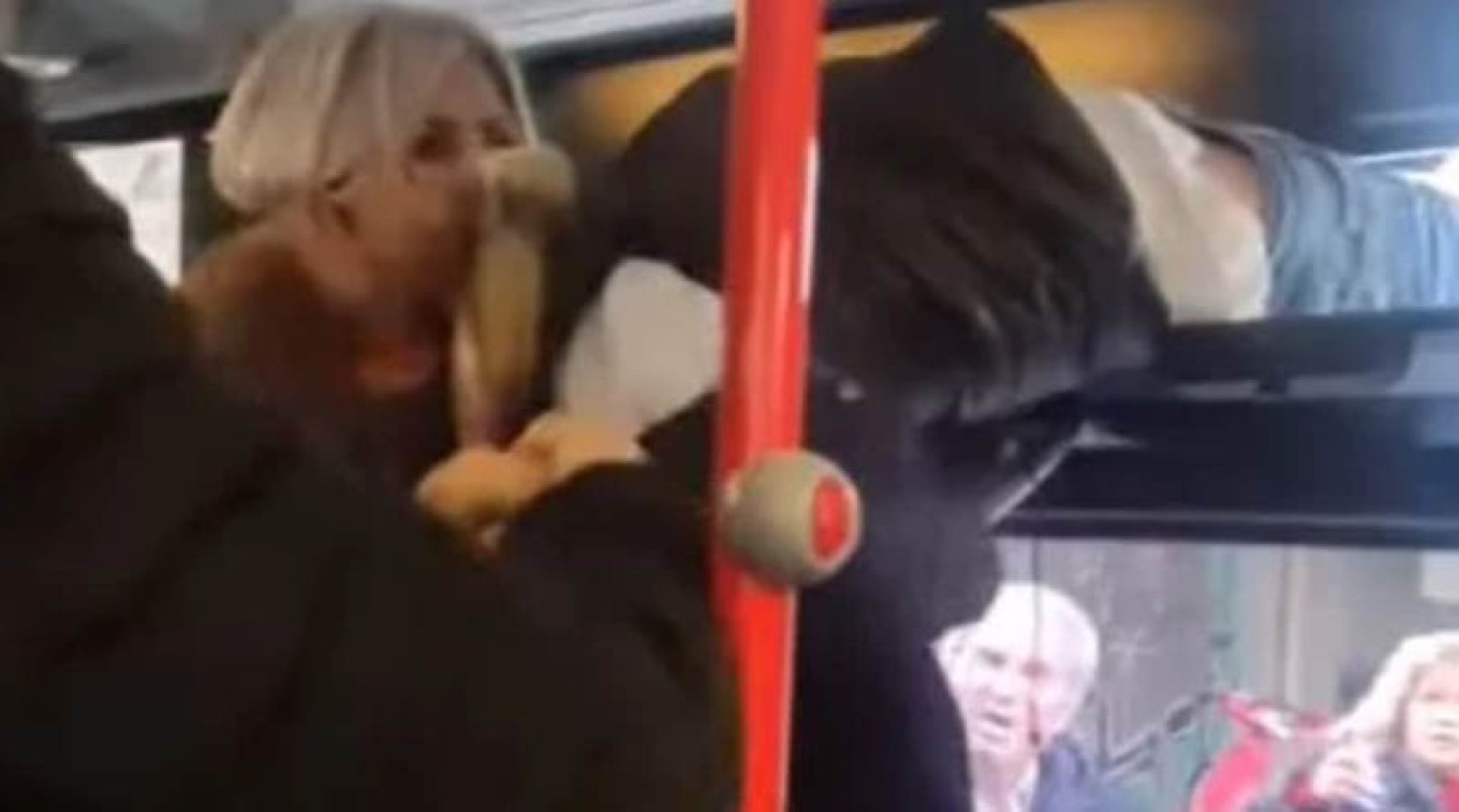 Θεσσαλονίκη: Απίστευτο βίντεο από λεωφορείο - Γυναίκα που έκλεβε πορτοφόλια σφήνωσε στο παράθυρο προσπαθώντας να διαφύγει