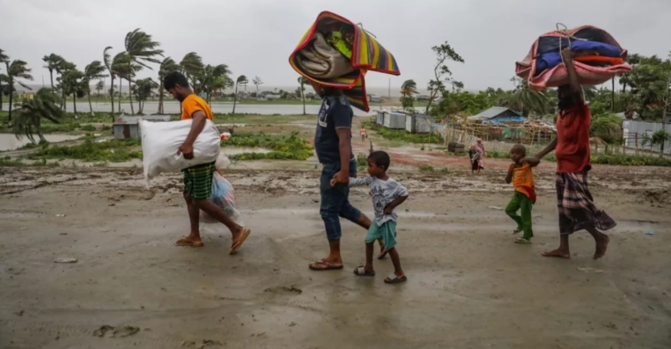 Ινδία: Τουλάχιστον 16 νεκροί μετά το πέρασμα του κυκλώνα Ρέμαλ