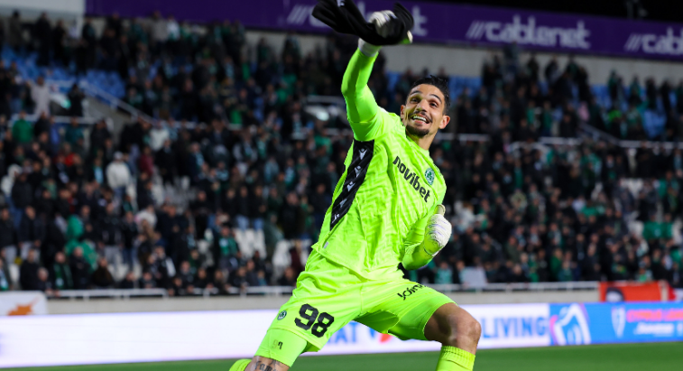 Κίνηση Φαμπιάνο μετά την Πάφο: Πήγε στα αποδυτήρια και... πόσταρε - Δείτε φωτογραφία 