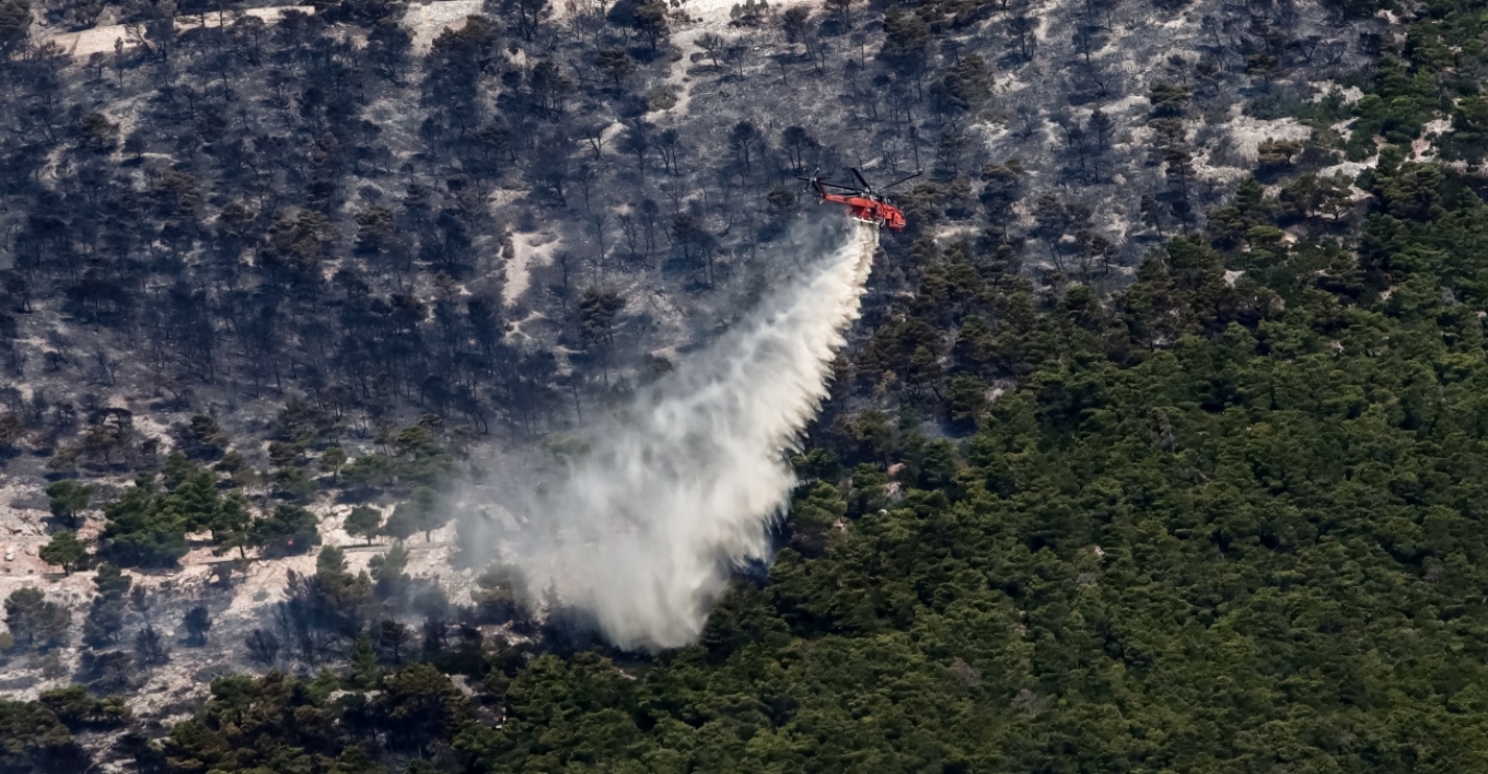 Πυρκαγιά στην Πάρνηθα: Μάχη από αέρος για να μην φθάσει το μέτωπο στους Θρακομακεδόνες