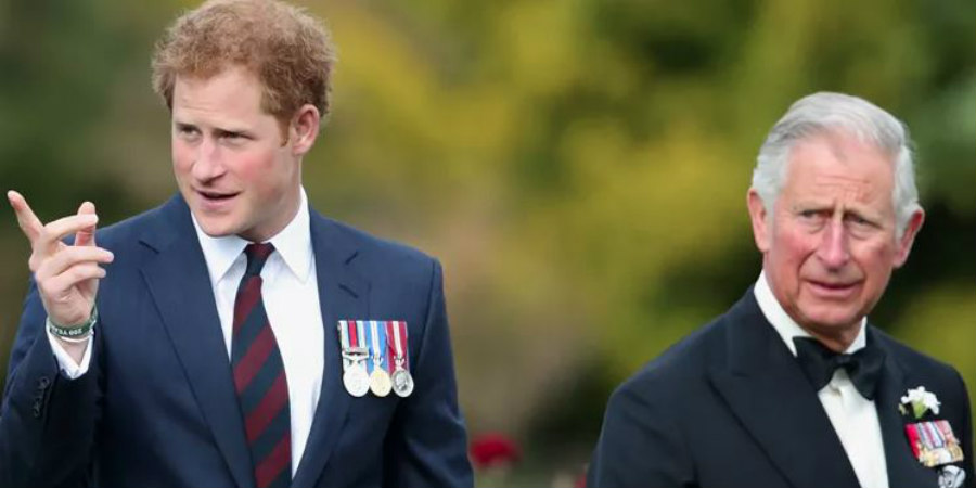 Πρίγκιπας Κάρολος: Τι φοβάται πως ο πρίγκιπας Harry θα αποκαλύψει στην αυτοβιογραφία του