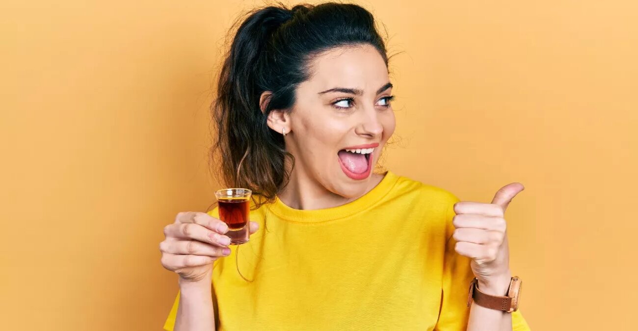 Γιατί το αλκοόλ μας «κλέβει» τη μνήμη; Μια ειδικός εξηγεί ποιο είναι το πιο επικίνδυνο ποτό