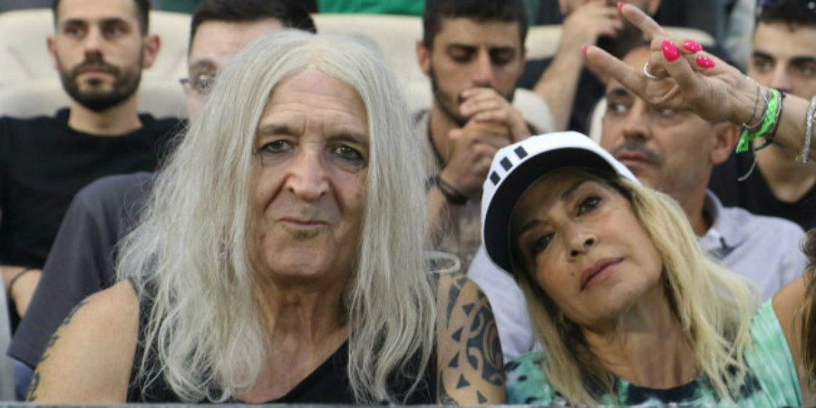 Νίκος Καρβέλας: Με την Άννα Βίσση στο γήπεδο – Έγινε viral η ροκ εμφάνισή του