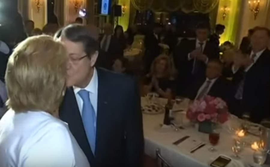 Με φιλί στο στόμα ευχήθηκε στον Πρόεδρο η σύζυγός του – VIDEO