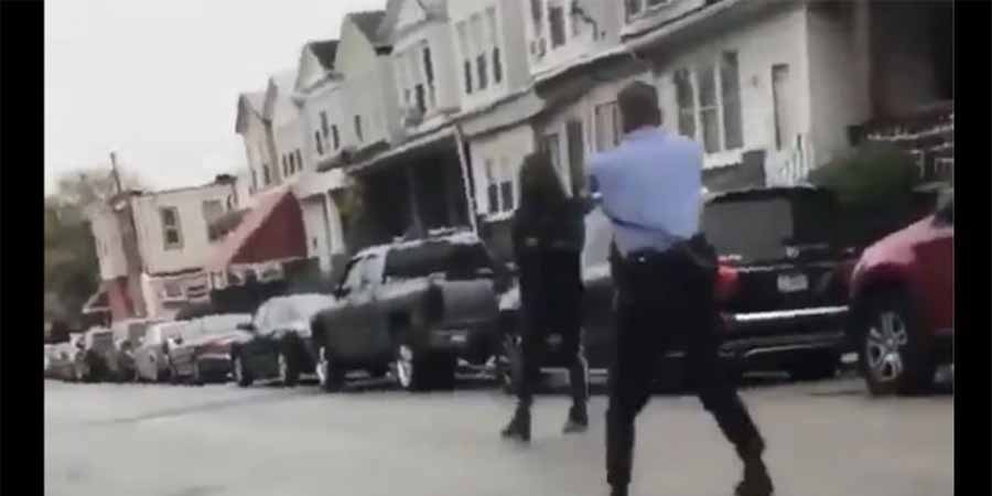 ΗΠΑ: Αστυνομικοί πυροβολούν και εξουδετερώνουν αφροαμερικανό - Σκληρό βίντεο