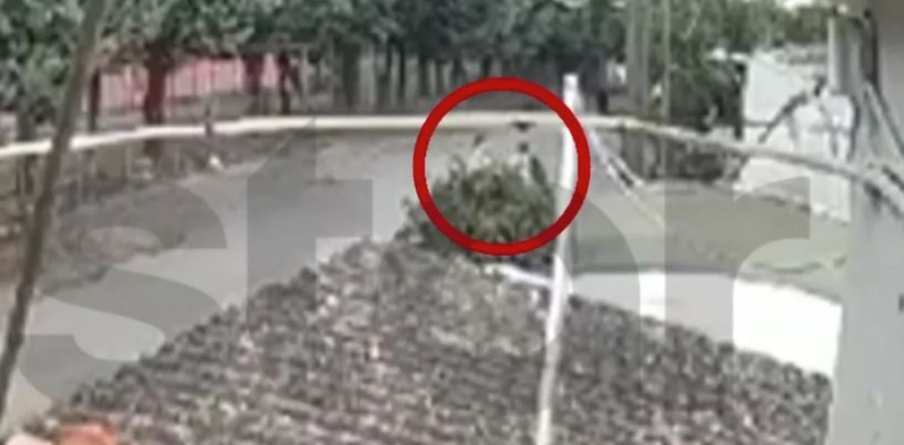 Αδιανόητο συμβάν στην Τρίπολη: 13χρονος κυνήγησε και μαχαίρωσε συμμαθητή του -«Βοήθεια, τι κάνεις;» - Δείτε βίντεο