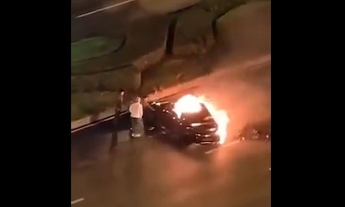 Προσοχή, σκληρά πλάνα: Φρικτό δυστύχημα στην Κίνα: Οδηγός κάηκε ζωντανός μέσα στο ηλεκτρικό αυτοκίνητό του