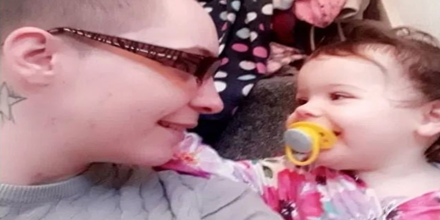 Μητέρα – τέρας ζεμάτισε με καυτό νερό τη 19 μηνών κόρη της και την άφησε να ουρλιάζει από τον πόνο