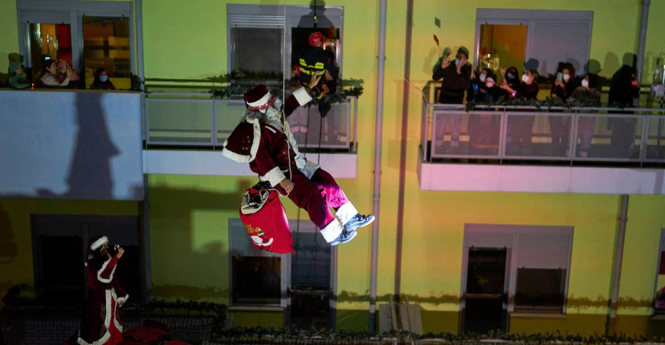 Συγκινητικό βίντεο: Πυροσβέστες έφεραν τα Χριστούγεννα στο νοσοκομείο Παίδων - Nτύθηκαν Άι Βασίληδες και μοίρασαν δώρα σε παιδιά με καρκίνο