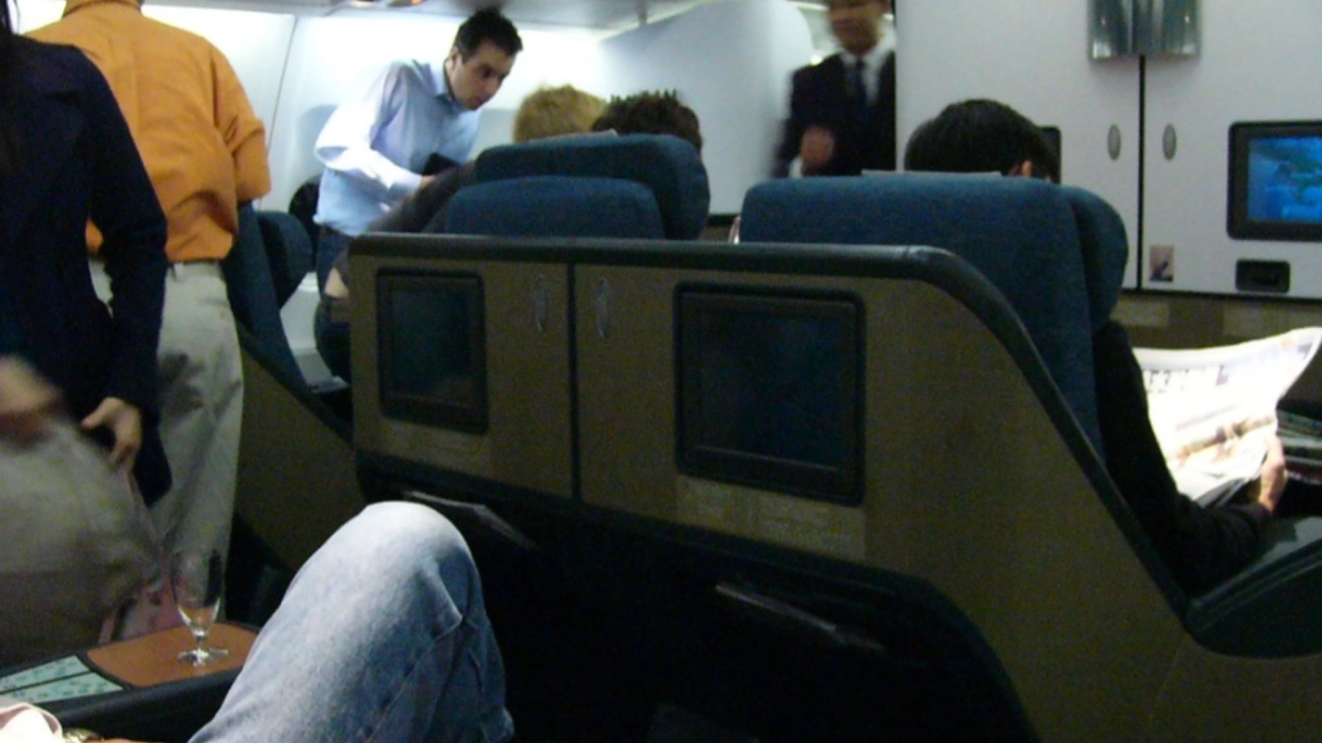 «Μην φοράτε τζιν στο αεροπλάνο»: Το προβοκατόρικο σχόλιο της Ryanair που άναψε φωτιές