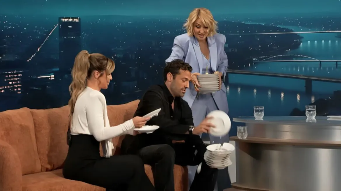 VIDEO - Κωνσταντίνος Αργυρός: Εμφανίστηκε σε late night show της Σερβίας - Έσπασε πιάτα, τραγούδησε και χόρεψε με τις παρουσιάστριες
