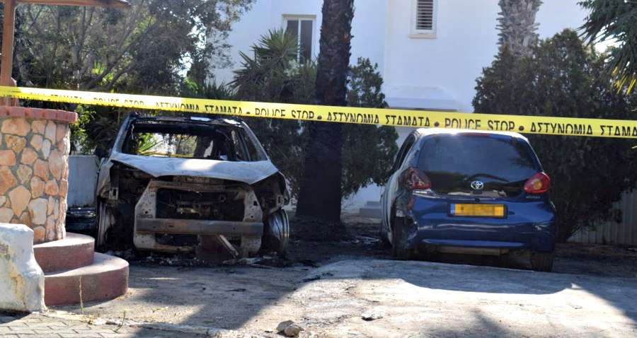 ΑΓΙΑ ΝΑΠΑ: «Μυστήριο» με δύο καμένα αυτοκίνητα- Δεν καταστράφηκαν από βλάβη- 19.000 η αξία τους