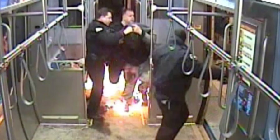 Πήγε να βάλει φωτιά στο τρένο - Η στιγμή που μετά την σύλληψη αυτοπυρπολείται - VIDEO