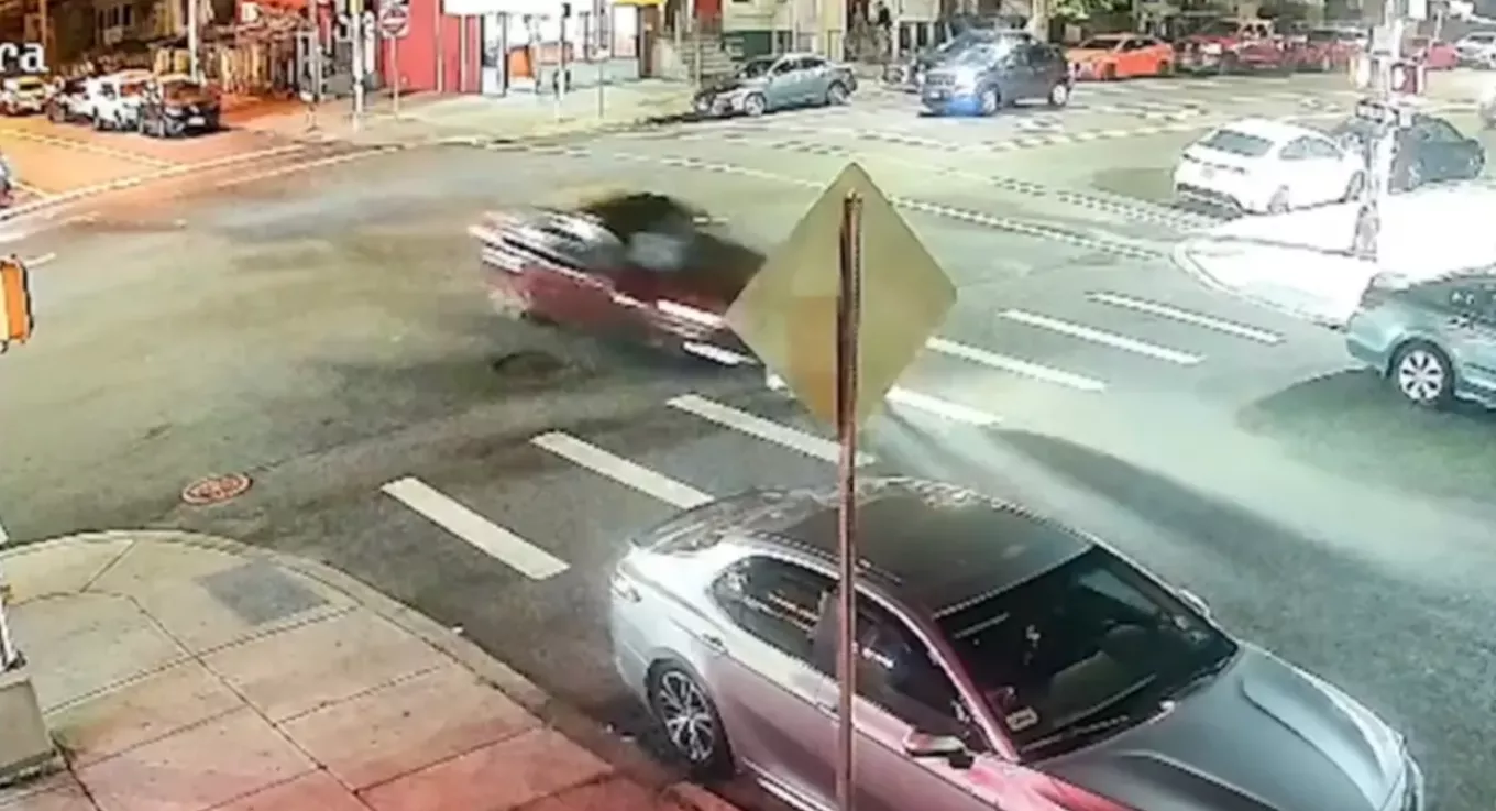 VIDEO: Σοκαριστικό δυστύχημα στο Νιού Τζέρσεϊ - Αυτοκίνητο παρέσυρε και σκότωσε δύο γυναίκες σε διάβαση