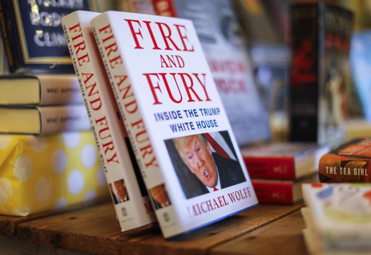 Θεαματικές πωλήσεις του βιβλίου που 'καίει' τον Τραμπ 