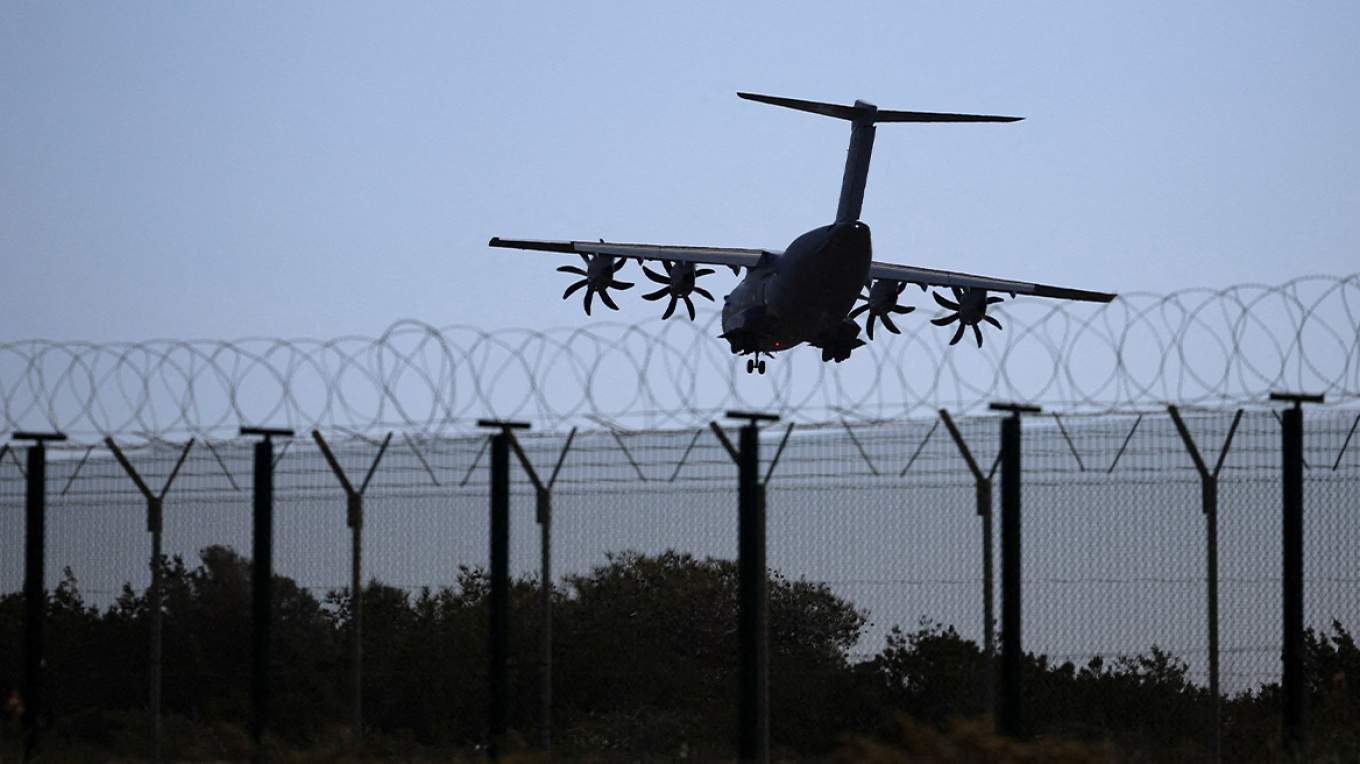 LIVE: Η Βρετανία έδωσε άδεια στις ΗΠΑ να χρησιμοποιούν τις βάσεις της για πλήγματα κατά του Ιράν για τα Στενά Ορμούζ - Βίντεο με τον Χαμενεΐ δημοσιοποίησε η Τεχεράνη