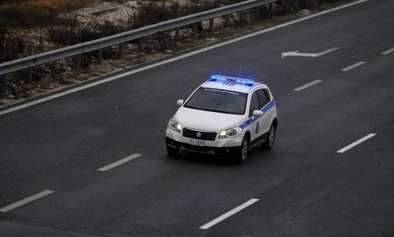 Επεισοδιακή καταδίωξη στη Θεσσαλονίκη: 27χρονος πέρασε «κόκκινα», χτύπησε σε πεζοδρόμιο και κατέληξε σε κάγκελα