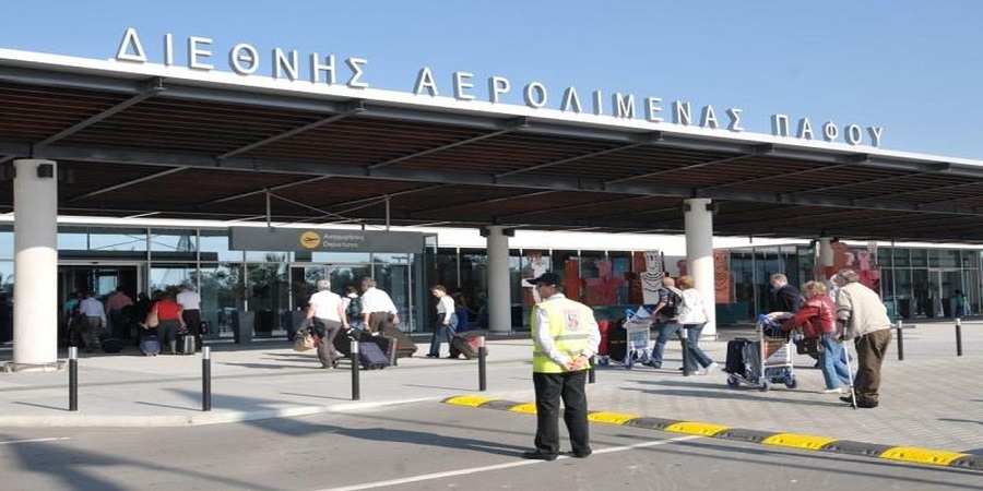 Προσπάθησαν να ταξιδέψουν φορτωμένοι καπνικά: Χειροπέδες σε δύο Ισπανούς στο αεροδρόμιο Πάφου