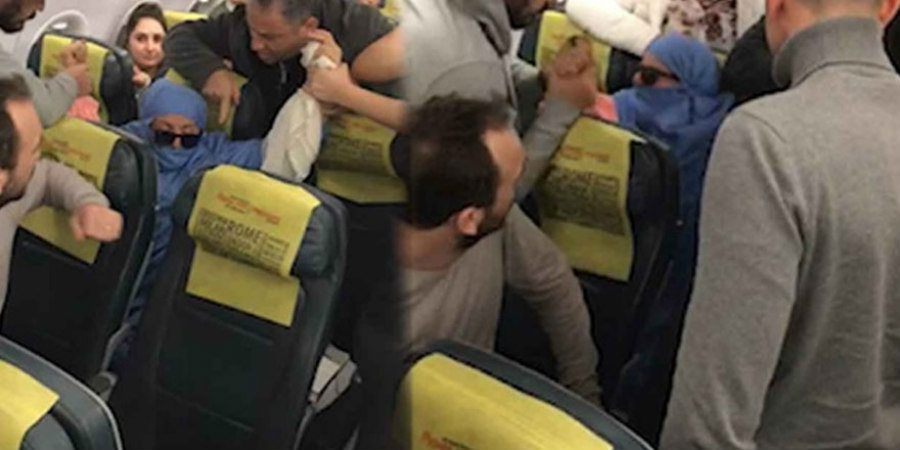 Πανικός σε πτήση με προορισμό την κατεχόμενη Κύπρο- Γυναίκα φώναζε «θα ανατινάξω το αεροπλάνο» -ΦΩΤΟΓΡΑΦΙΕΣ