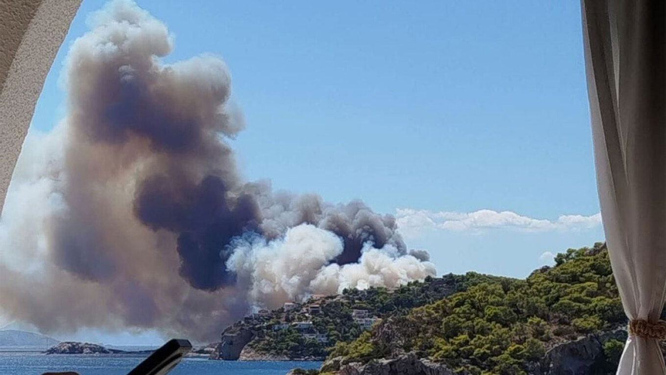 Τραγωδία στη Σαλαμίνα: Εντοπίστηκαν δύο νεκροί από τις πυρκαγιές - Καίγονται σπίτια