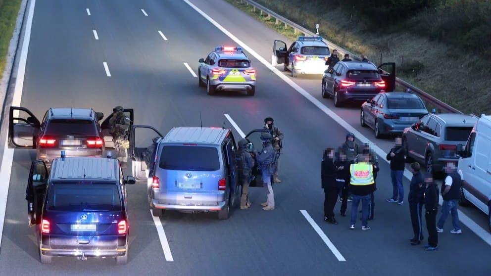 Σε κινητοποίηση οι γερμανικές Αρχές - Ένοπλος κρατά ομήρους σε λεωφορείο 