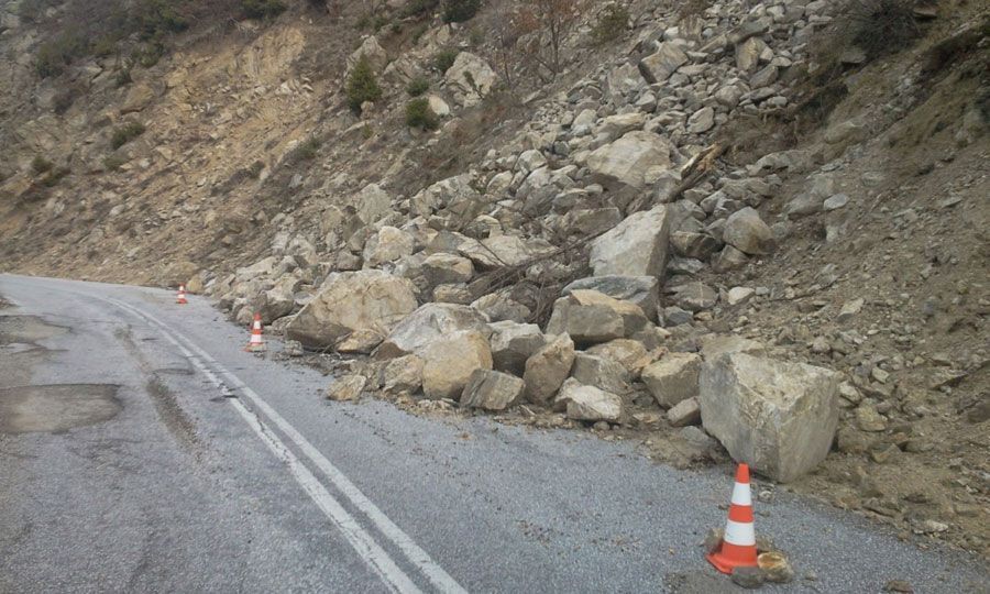 Οδηγοί Προσοχή: Σε αυτούς τους δρόμους σημειώθηκαν κατολισθήσεις πετρών - Επηρεάζεται η τροχαία κίνηση
