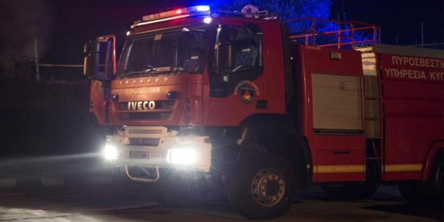 ΛΕΥΚΩΣΙΑ: Όχημα τυλίχθηκε στις φλόγες - Έτρεχαν να σβήσουν την φωτιά οι γείτονες 
