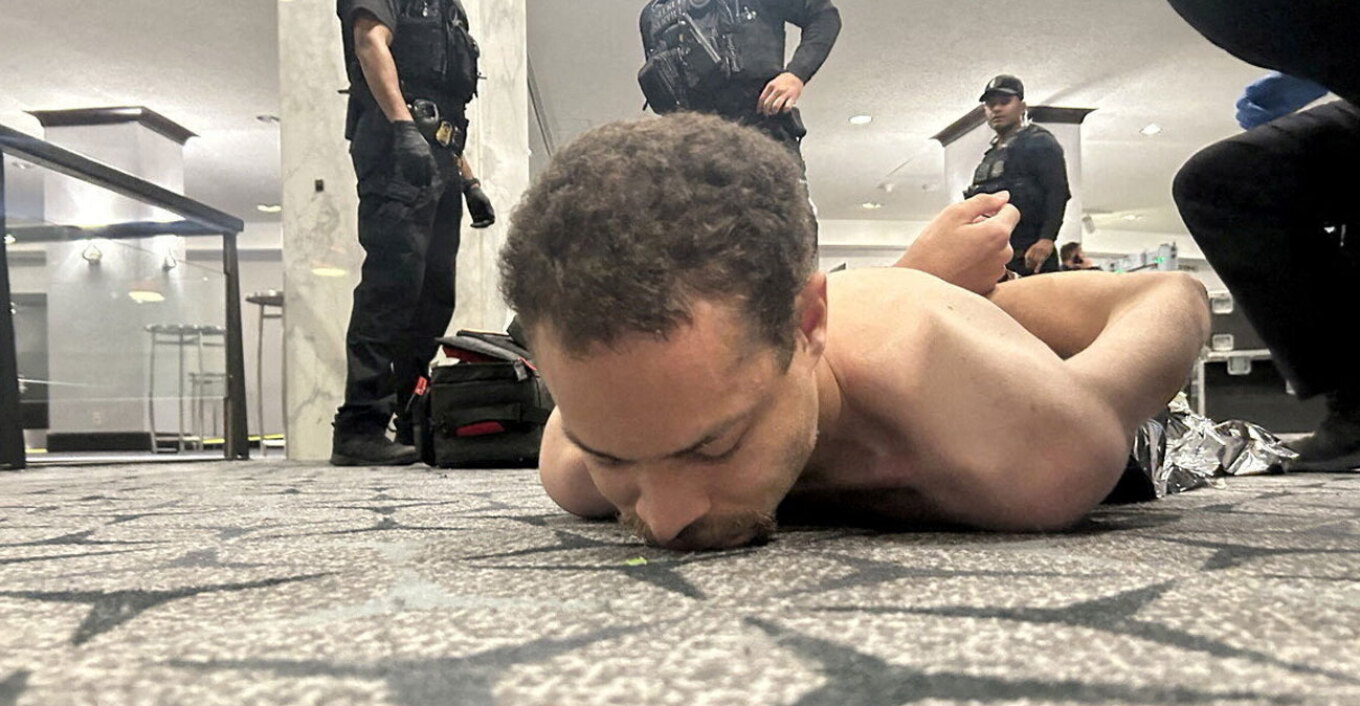 Επίθεση στο δείπνο ανταποκριτών: Ο δράστης διένυσε 18 μέτρα πριν πέσει στο έδαφος από πυροβολισμούς