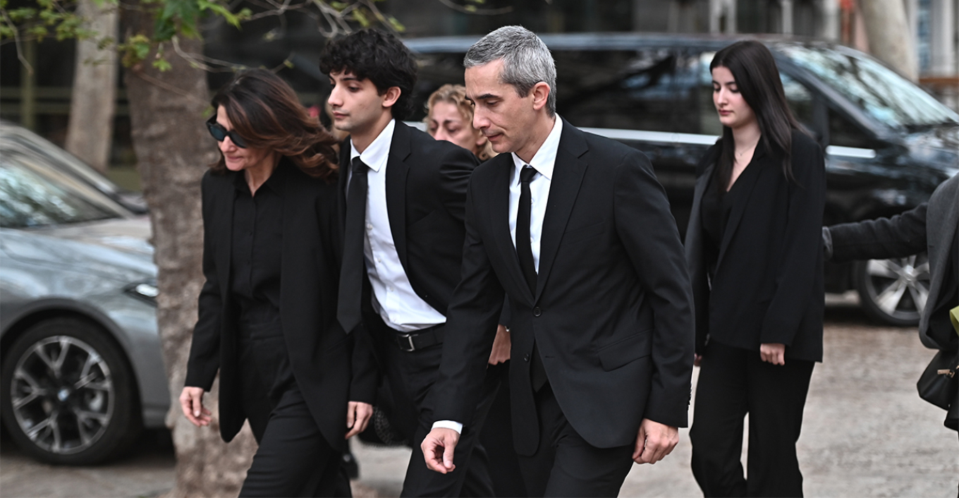 Μαρινέλλα: Σήμερα το τελευταίο αντίο - Με χειροκροτήματα έφτασε η σορός, συγκινημένοι οι συγγενείς της - Δείτε βίντεο και φωτογραφίες