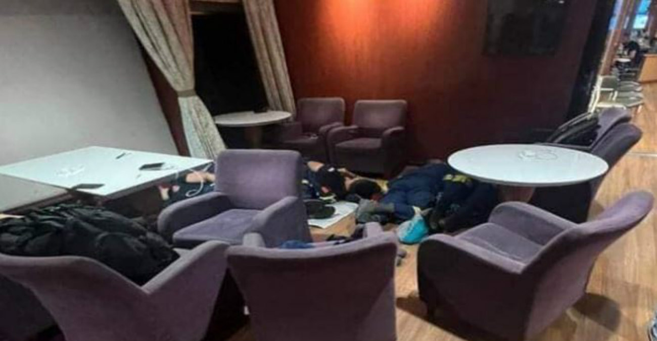 Στο πάτωμα πλοίου κοιμήθηκαν οι πυροσβέστες που επέστρεφαν από Ρόδο – Εικόνες ντοκουμέντο