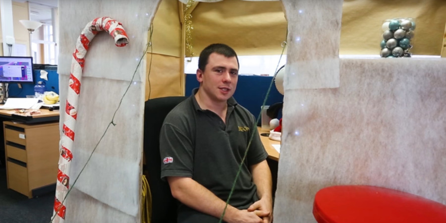 Απίστευτη χριστουγεννιάτικη διακόσμηση σε χώρο εργασία- Έφτιαξε ολόκληρο κάστρο- VIDEO