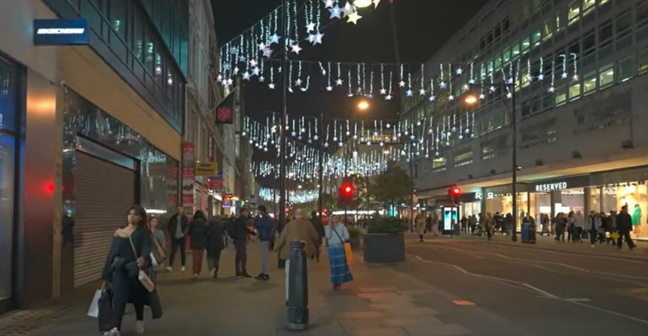 Χριστούγεννα στο Λονδίνο: Τα οικολογικά φώτα της Oxford Street ανάβουν για περιορισμένες ώρες