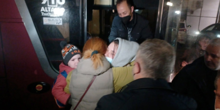 Ακόμα 120 Ουκρανοί πρόσφυγες έφτασαν στην Αθήνα για να αποφύγουν τις επιθέσεις - Δείτε βίντεο και φωτογραφίες