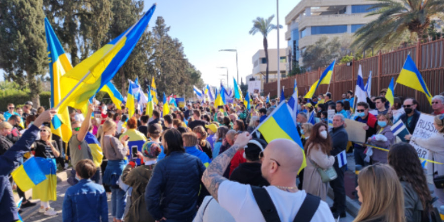 Διαδήλωση κατά του πολέμου στην Ουκρανία έξω από τη ρωσική πρεσβεία στη Λευκωσία - Δείτε φωτογραφίες