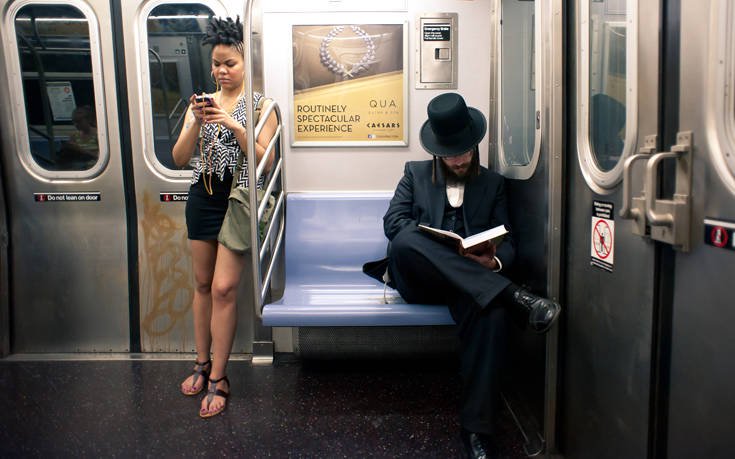 Τον τράβηξε κρυφά φωτογραφίες με το κινητό στο μετρό αλλά την εξέλιξη δεν την περίμενε
