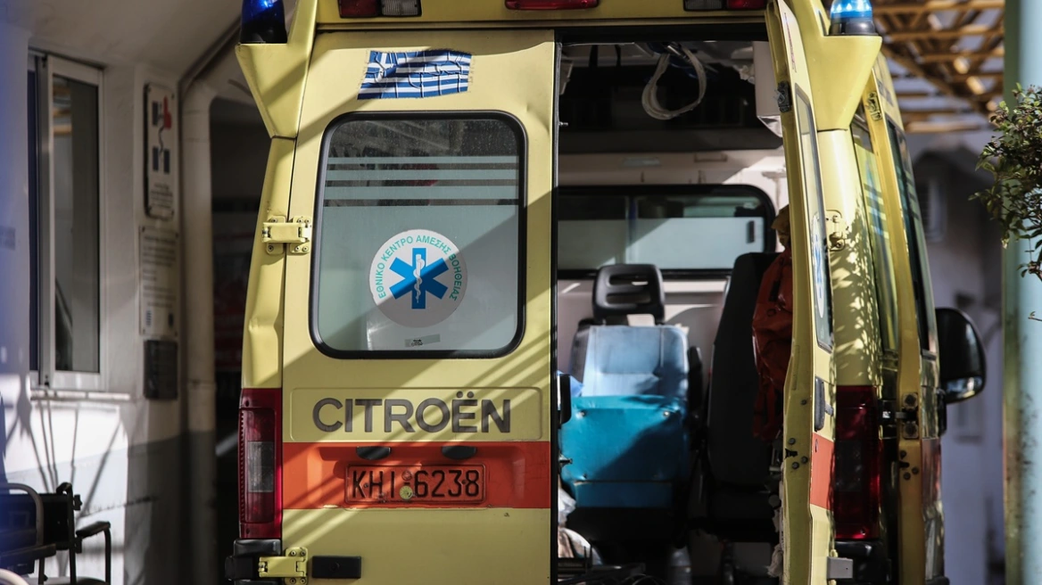 Συνελήφθησαν δύο άτομα στη Σαντορίνη που κατηγορούνται ότι έδωσαν αλκοόλ σε ανήλικη που μεταφέρθηκε στο νοσοκομείο