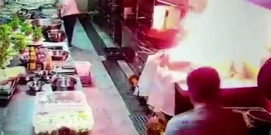 Έβλεπε την κουζίνα να φλέγεται- Ίσως η πιο αποτυχημένη προσπάθεια κατάσβεσης φωτιάς- VIDEO