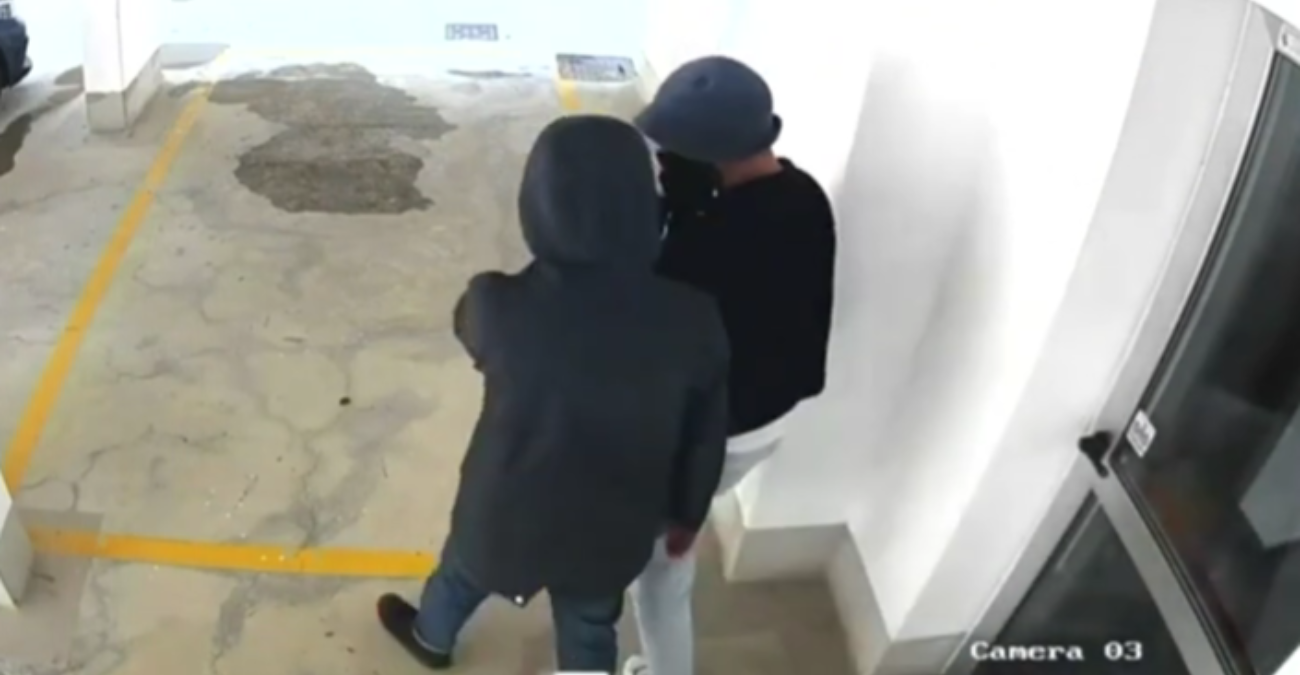 Καρέ-καρέ η στιγμή που διαρρήκτες προσπαθούν να εισβάλλουν σε πολυκατοικία στη Λεμεσό - Βίντεο