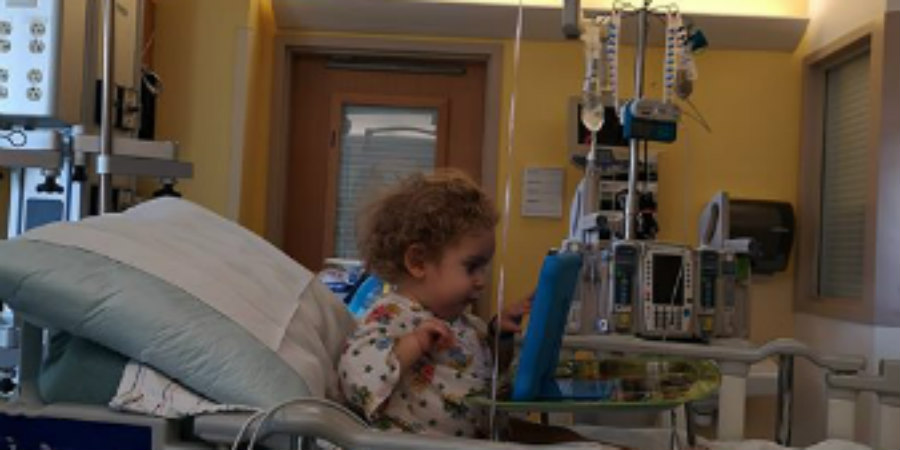 Ο μικρός «ήρωας» Παναγιώτης Μιχαήλ ολοκλήρωσε τον κύκλο της θεραπείας του – Μια ίωση όμως τον  χτύπησε στο ευαίσθητο σημείο του το αναπνευστικό – VIDEO