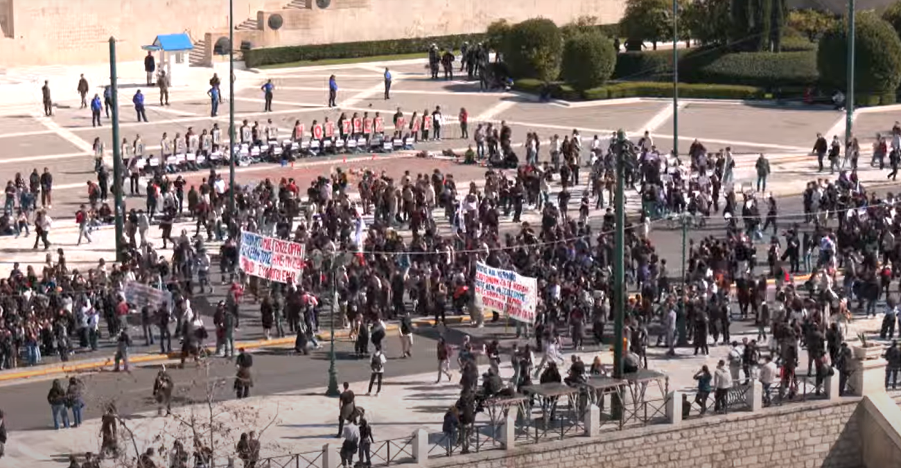 Live εικόνα - Τέμπη: Σε εξέλιξη νέα συγκέντρωση και πορεία διαμαρτυρίας στο κέντρο της Αθήνας