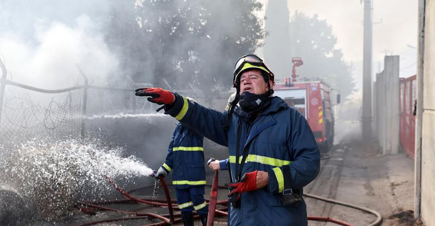 Ανησυχία από τις τοξικές ουσίες μετά τη φωτιά στο εργοστάσιο στην Κάτω Κηφισιά - Ολοκληρωτική η καταστροφή