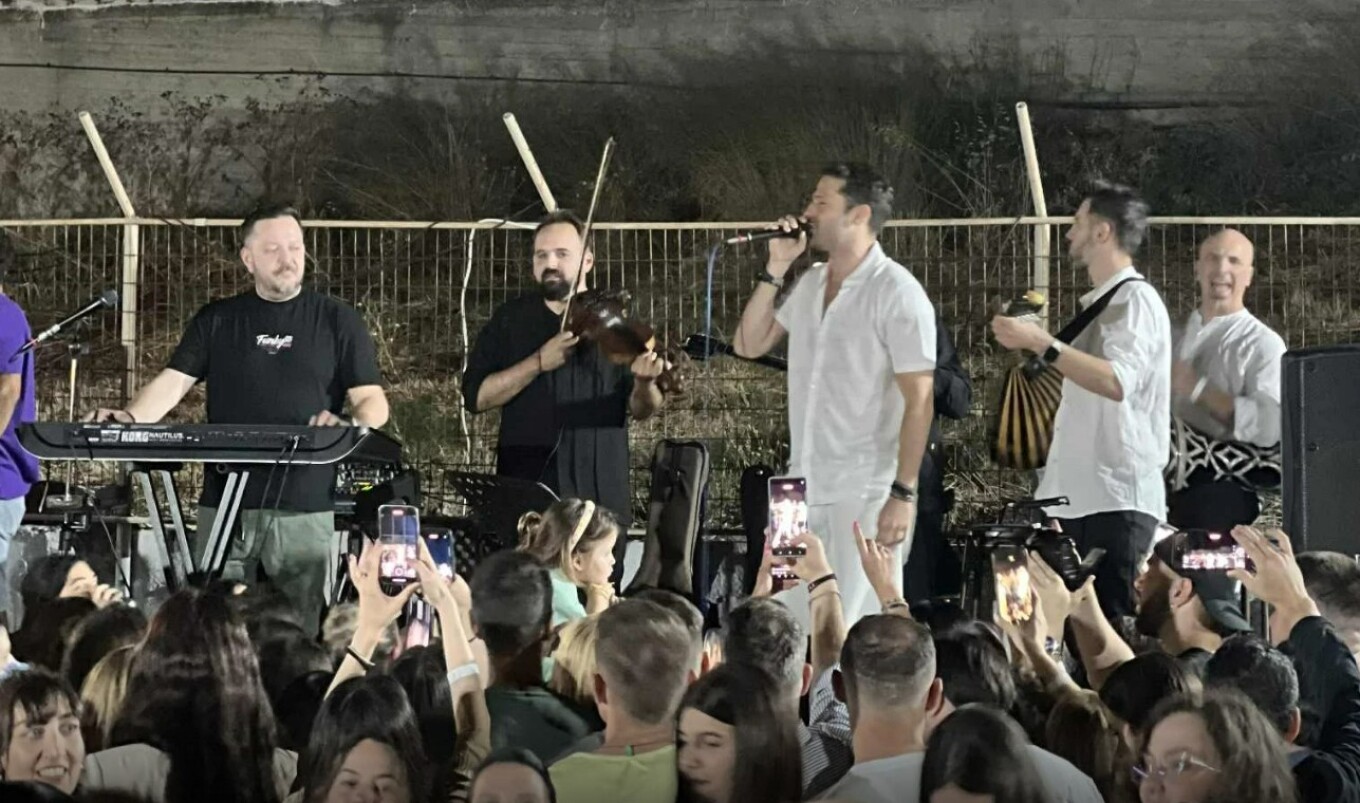 Κωνσταντίνος Αργυρός: Πήγε σε πανηγύρι στην Τήνο και ξεσήκωσε το κοινό τραγουδώντας νησιώτικα