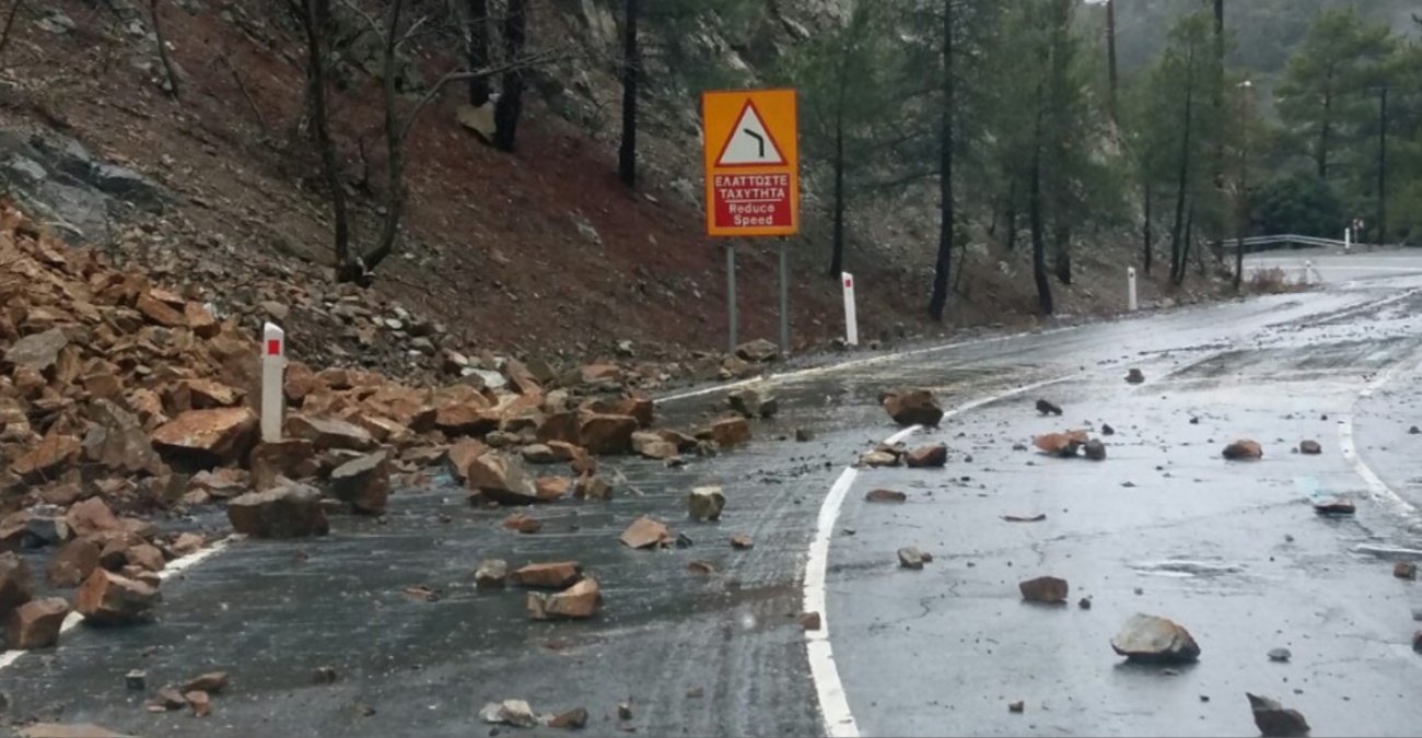 Οδηγοί προσοχή: Κατολισθήσεις σε δρόμους στα ορεινά λόγω έντονης βροχόπτωσης – Δείτε σε ποιες περιοχές