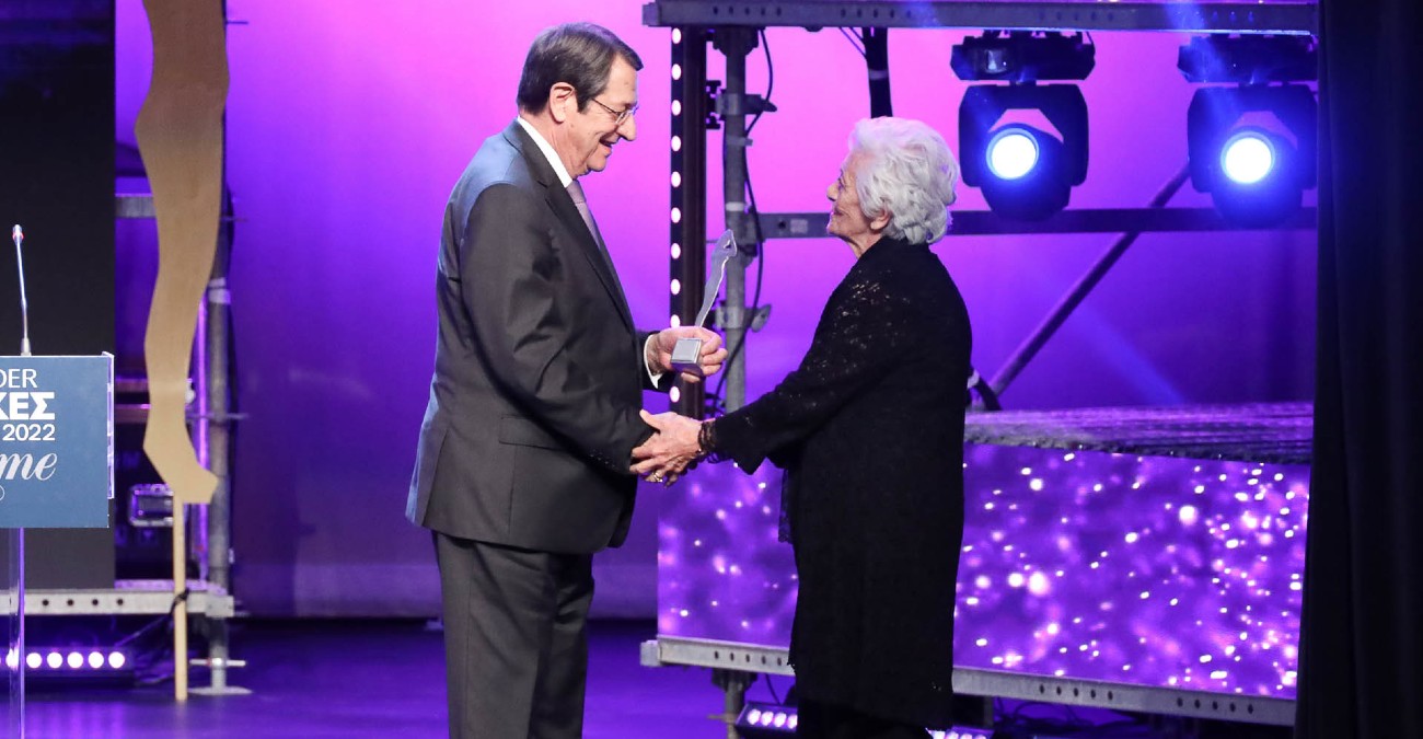 ΠτΔ: «Όλες είναι άξιες» - Απένειμε στην Δέσποινα Μπεμπεδέλη το Βραβείο Συνολικής Προσφοράς στα Madame Figaro