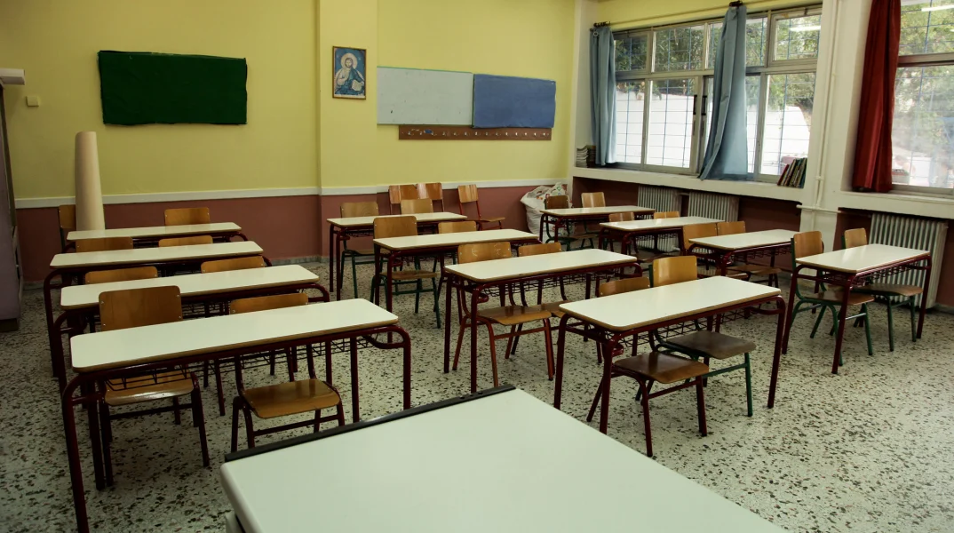 VIDEO - Ταλαιπωρία για μαθητές: Ζημιές σε δημοτικό σχολείο - Μεταφέρονται σε άλλους χώρους όταν βρέχει