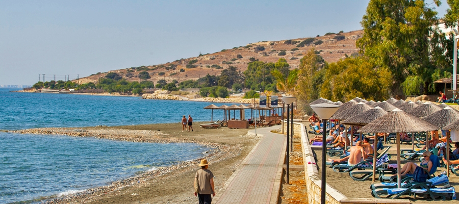 Υψηλό μικροβιολογικό φορτίο στα νερά στην παραλία της Αγίας Βαρβάρας - Συστάσεις για αποφυγή κολύμβησης