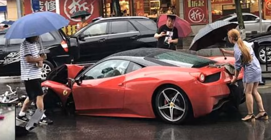Γυναίκα οδηγός έκανε σμπαράλια μια Ferrari που μόλις είχε νοικιάσει! Τώρα τραβά τα μαλλιά της
