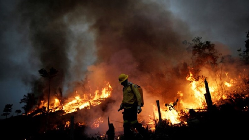 ΠΥΡΚΑΓΙΑ - ΛΕΜΕΣΟΣ: Μαίνεται η φωτιά στη Βάσα - Στο σημείο οχήματα και ελικόπτερα
