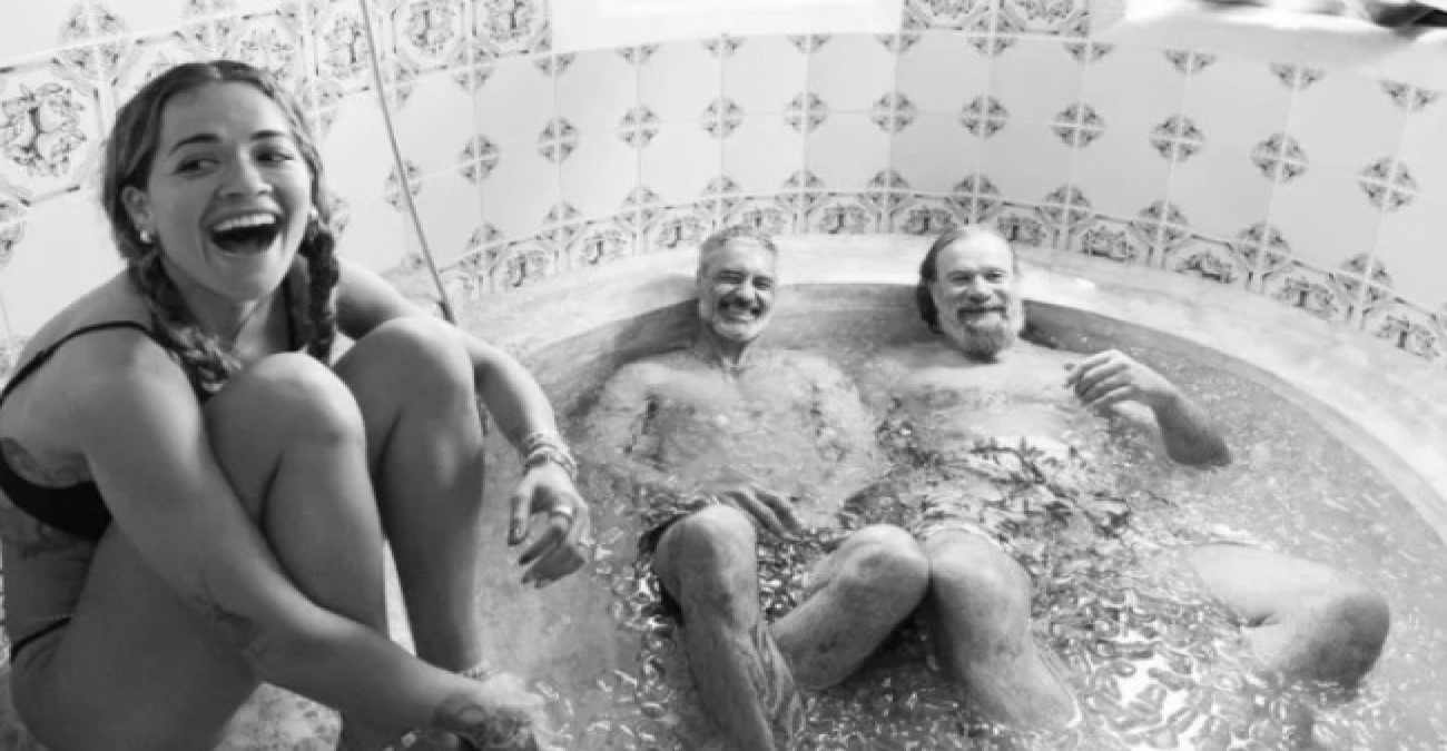 H Rita Ora και ο Taika Waititi κάνουν μπάνιο μέσα σε παγάκια