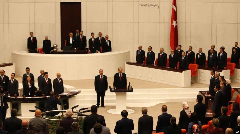 Ο διορισμός του γαμπρού του Ερντογάν στην νέα κυβέρνηση προκάλεσε κατάρρευση στην τουρκική λίρα